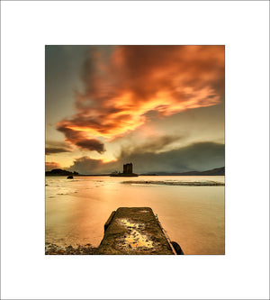 Fire in the sky at Castle Stalker y John Taggart Landscapes