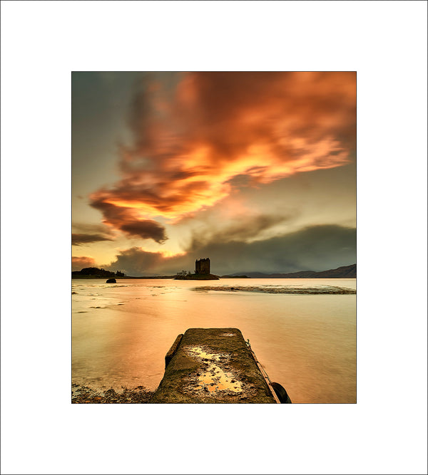 Fire in the sky at Castle Stalker y John Taggart Landscapes